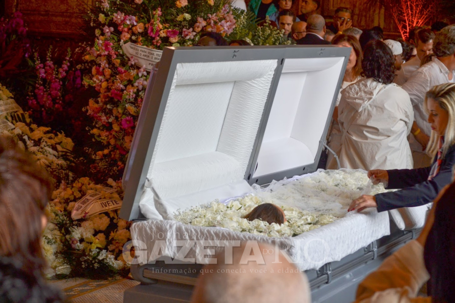 Cortejo com o corpo de Preta Gil percorre ruas do Rio até o Cemitério da Penitência