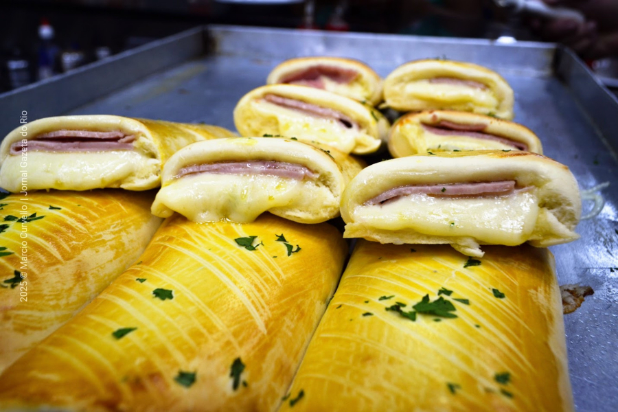 Joelho de queijo e presunto: o salgado que conquistou o paladar carioca