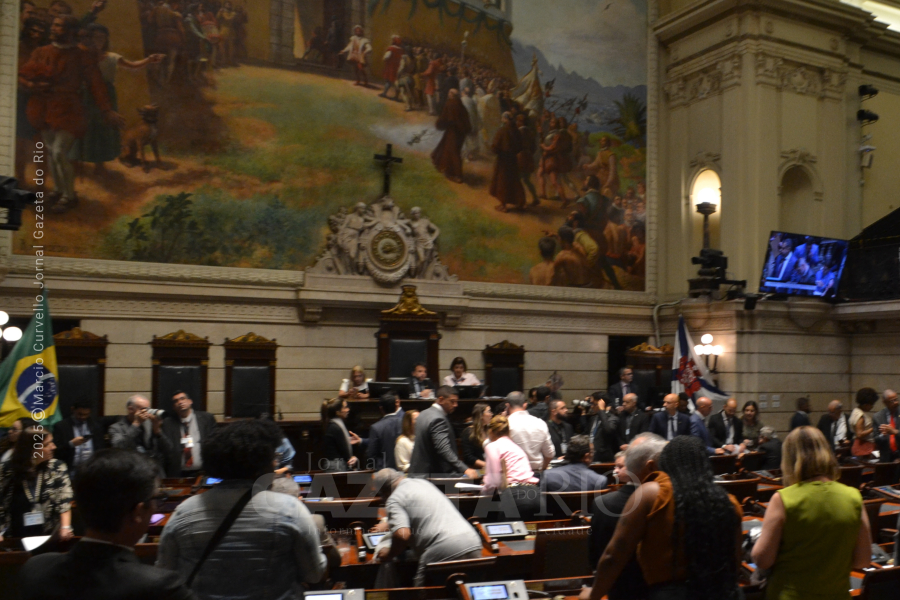 Câmara do Rio analisa vetos a projeto que pune descarte de lixo por motoristas