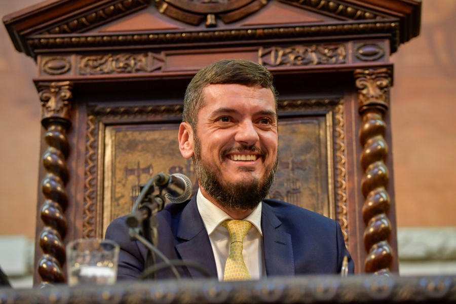 Por 42 votos a 21 Alerj aprova revogação da prisão de Rodrigo Bacellar
