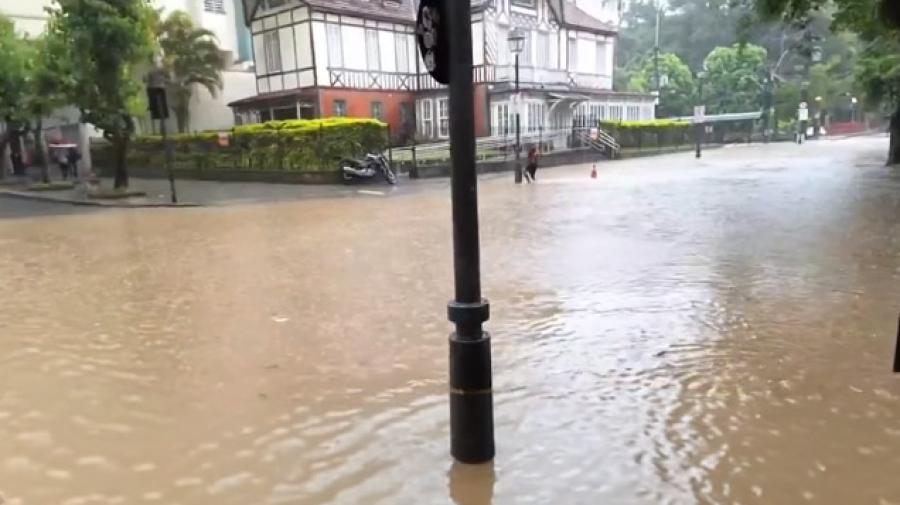 Chuva forte leva à suspensão de aulas, interdições e abertura de pontos de apoio em Petrópolis