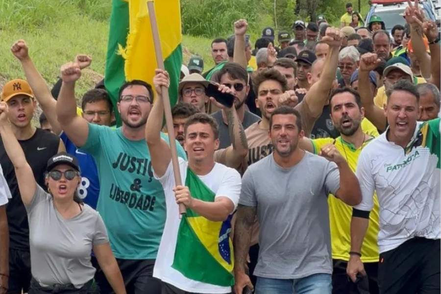 Deputado Nikolas Ferreira adota colete à prova de balas durante caminhada rumo a Brasília