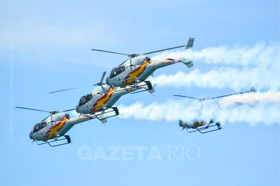Helicópteros da Força Aérea da Espanha protagonizam apresentação histórica nos céus de Ipanema