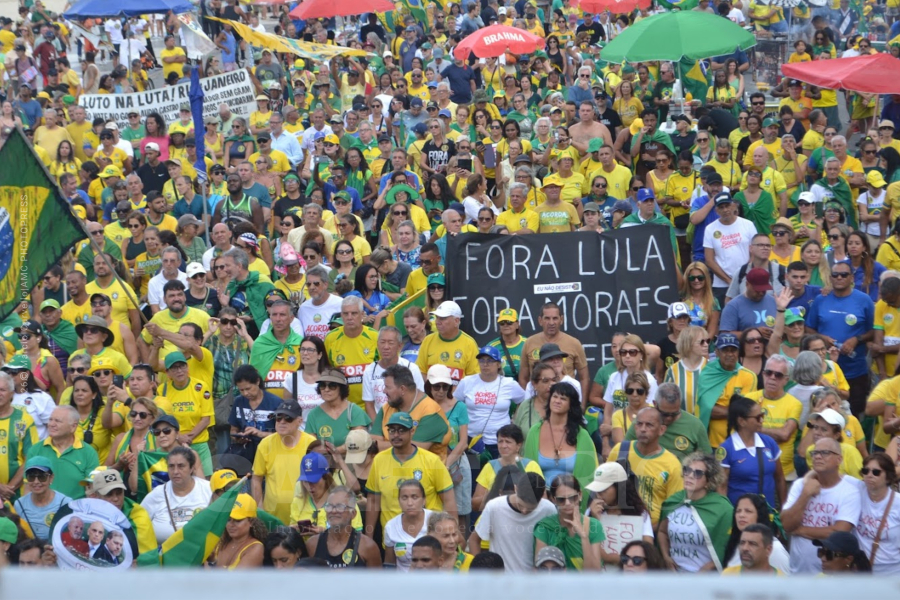 Manifestação “Acorda Brasil” reúne apoiadores em Copacabana com críticas ao governo e ao STF
